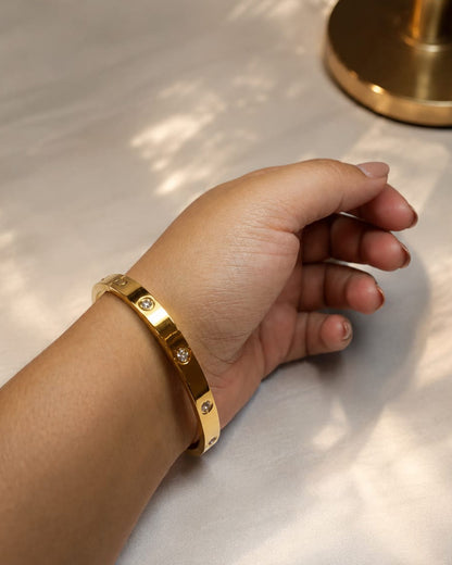 Timeless love golden bracelet